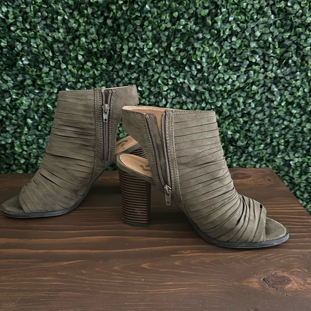 Report olive colored heel